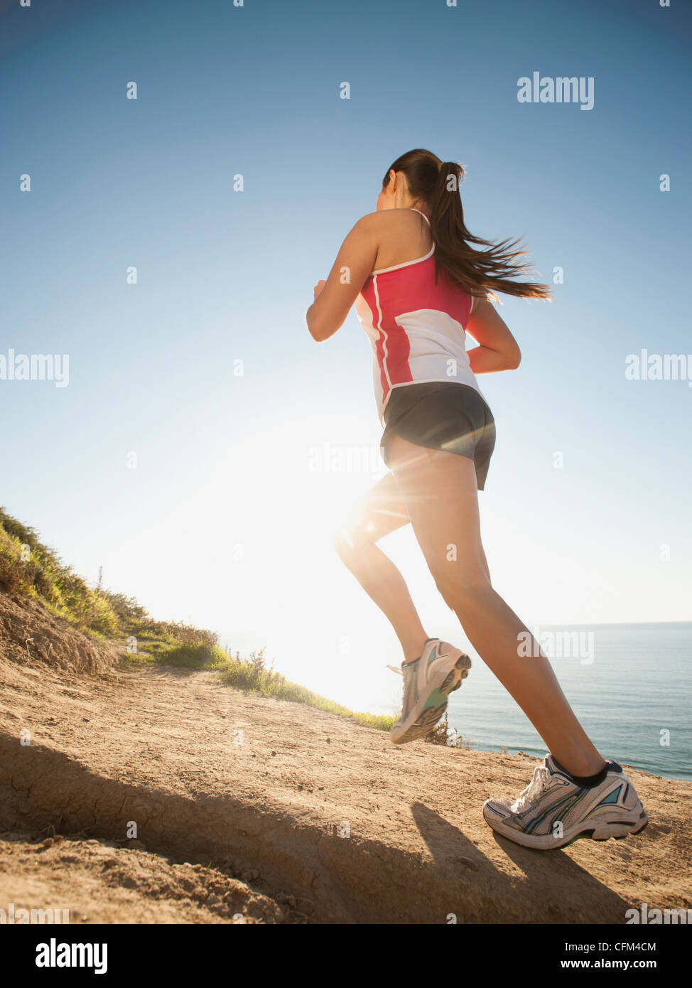 États-unis, Californie, San Diego, Woman jogging le long de la côte de la mer Banque D'Images