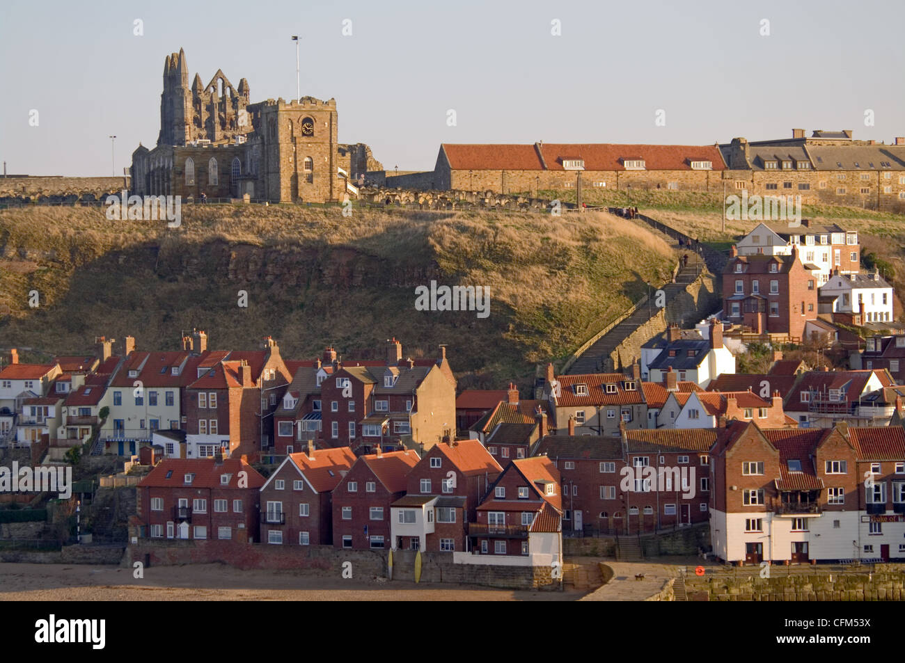 Abbaye de Whitby et église St Mary's sur East Cliff, vieux cottages traditionnels dans la vieille ville, Whitby, North Yorkshire, Angleterre Royaume-Uni Banque D'Images