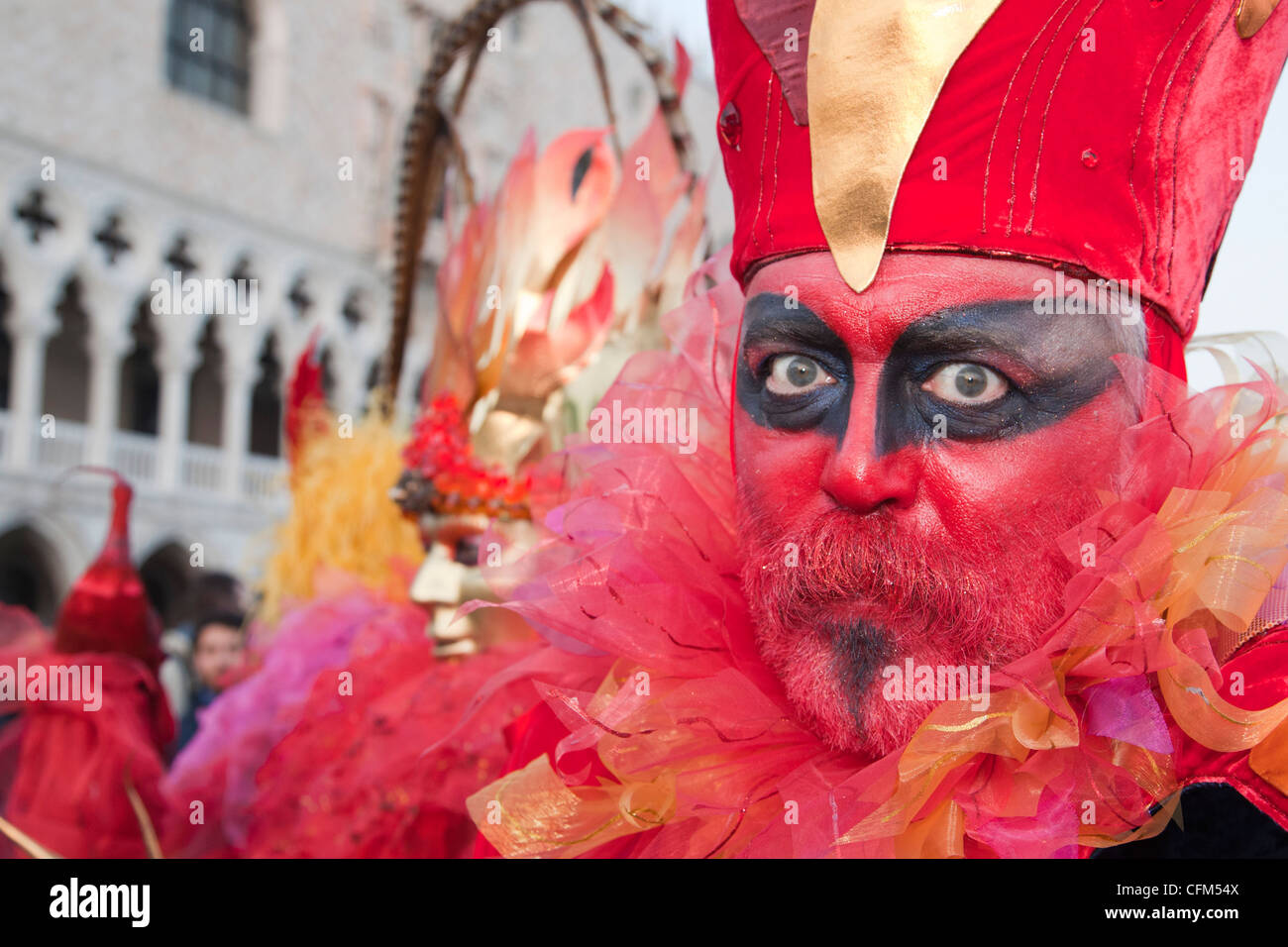 Peur à l'homme avec un visage rouge, Carnaval de Venise, Vénétie, Italie Europe Banque D'Images