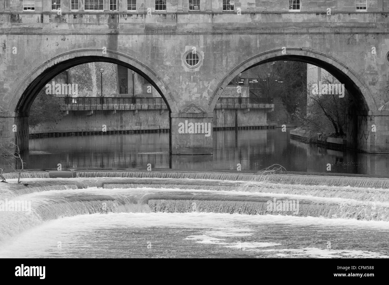 Pulteney Bridge un pont palladien historique sur la rivière Avon Bath Somerset UK Banque D'Images