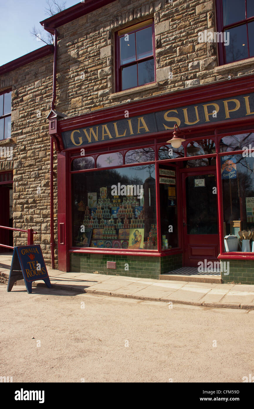 Gwalia stores, petites fournitures générales store shop forgerons à partir de début 1800 à St Fagans national history museum, Cardiff, Banque D'Images