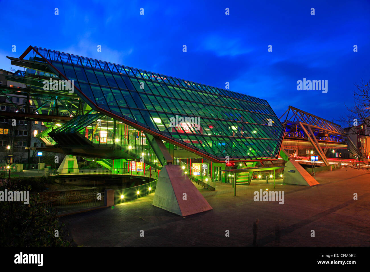 Gare de chemin de fer des frais généraux, Wuppertal, Rhénanie du Nord-Westphalie, Allemagne, Europe Banque D'Images Gare de chemin de fer des frais généraux, Wuppertal, Rhénanie du Nord-Westphalie, Allemagne, Europe Banque D'Images