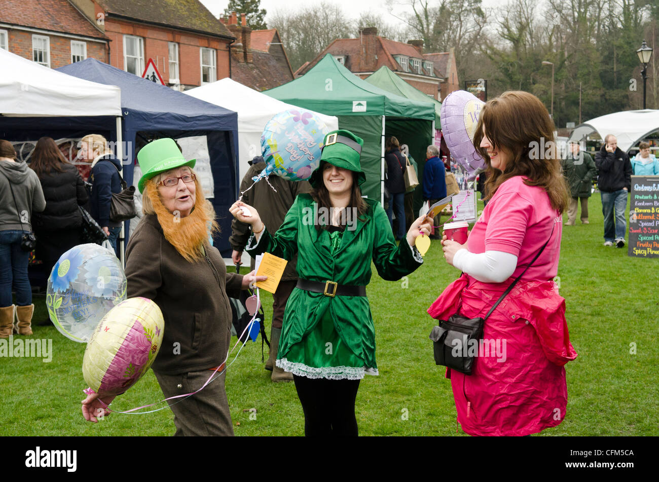 St Patrick's Day carnavaliers à Chalfont St Giles & food market Bucks UK Banque D'Images