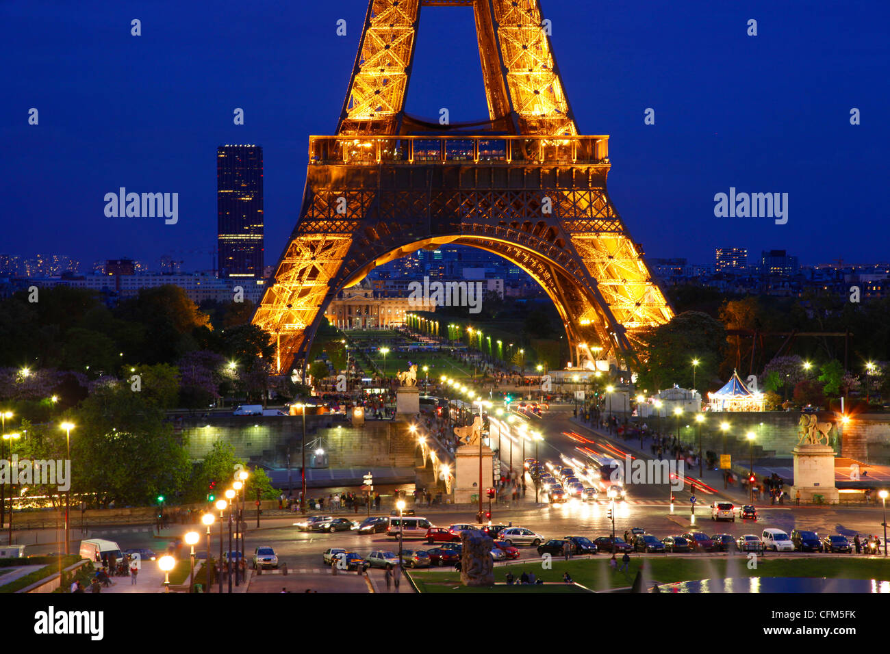 Tour Eiffel la nuit, Paris, France, Europe Banque D'Images