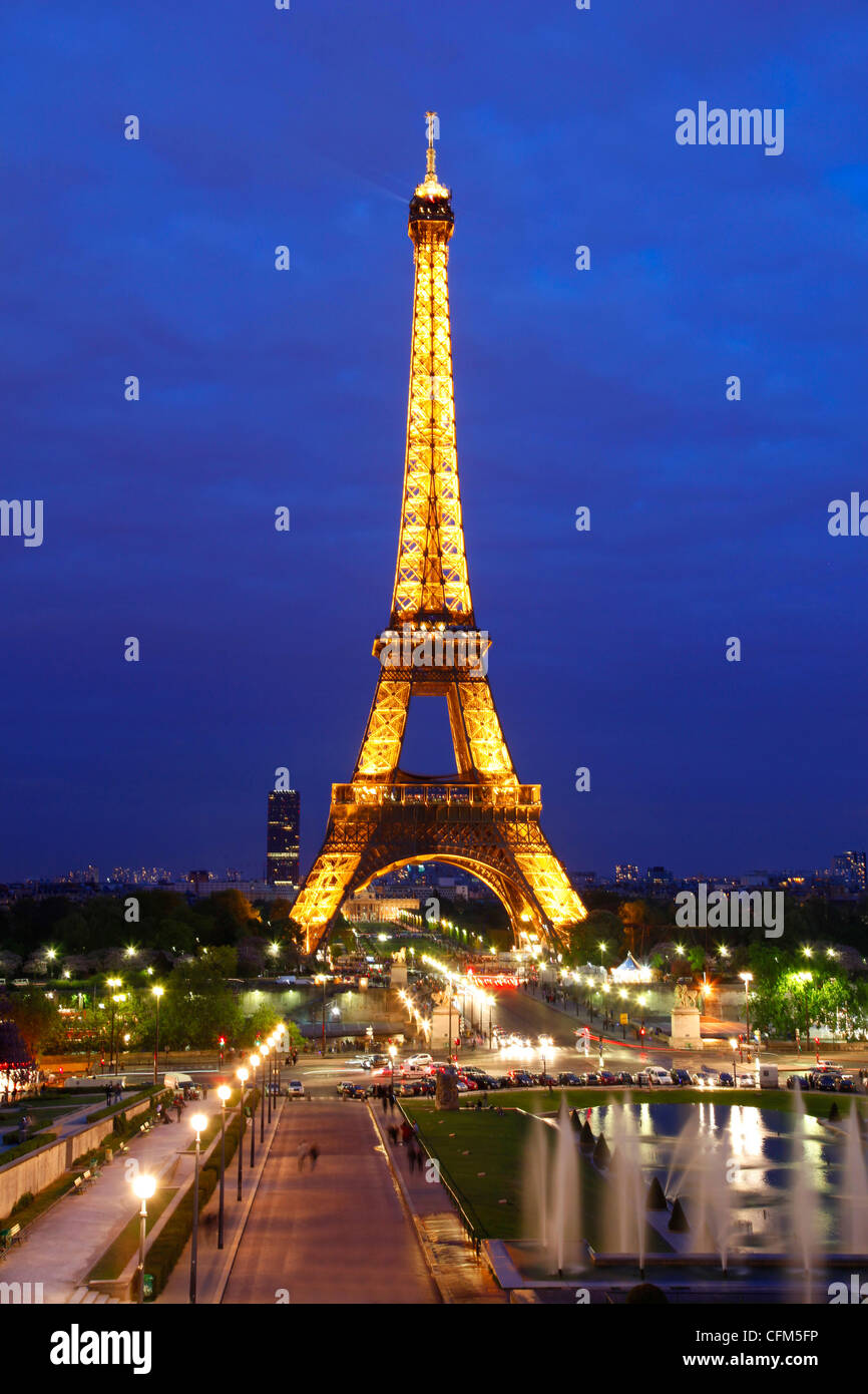 Tour Eiffel la nuit, Paris, France, Europe Banque D'Images