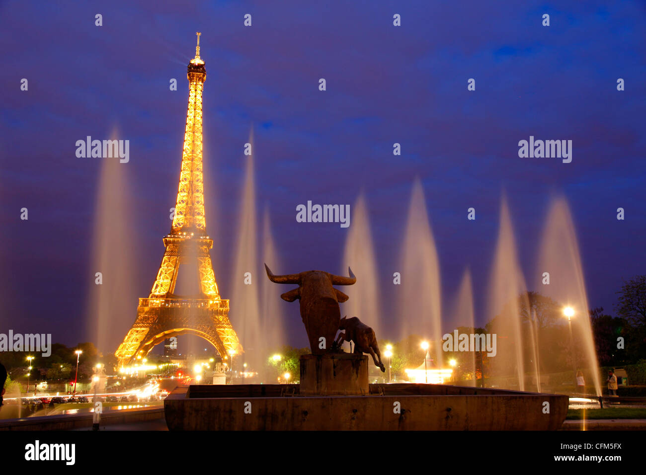 La Tour Eiffel et Trocadero la nuit, Paris, France, Europe Banque D'Images