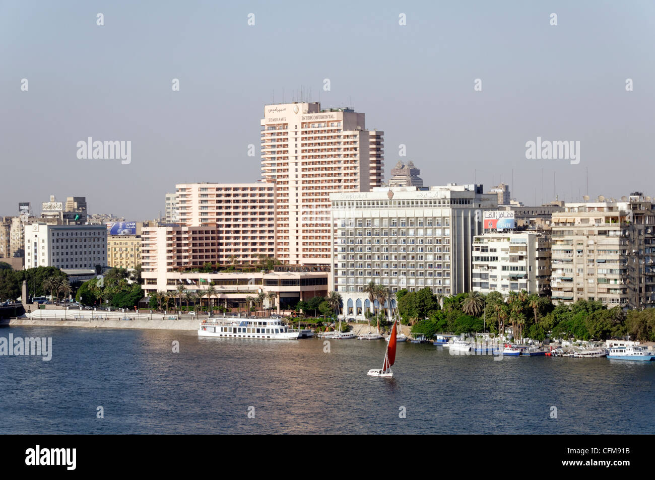 Le Caire. L'Égypte. Vue sur les bateau naviguant sur le Nil en plein cœur de la ville du Caire Le Nil est généralement accepté d'être Banque D'Images