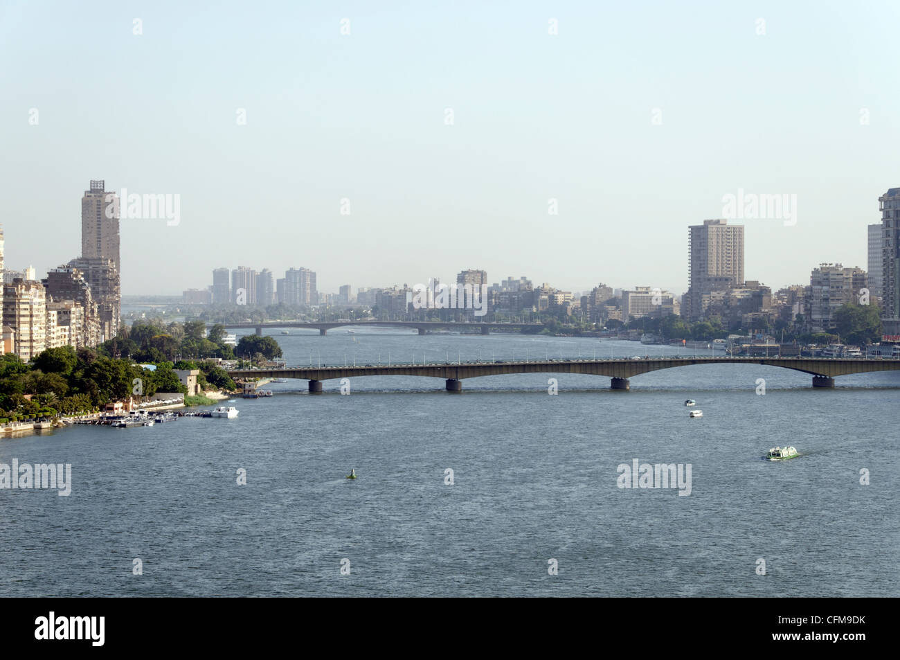 Le Caire. L'Égypte. Voir en plein coeur du Caire ville de la grande eaux du fleuve Nil. Le Nil est généralement accepté d'être le Banque D'Images