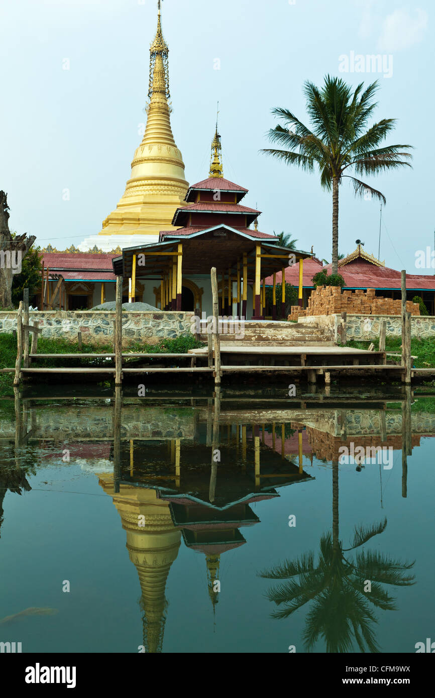 Alodaw Pauk pagode, le lac Inle - est l'un des plus anciens sanctuaires du lac qui a plusieurs petits sanctuaires construits sur l'eau Banque D'Images