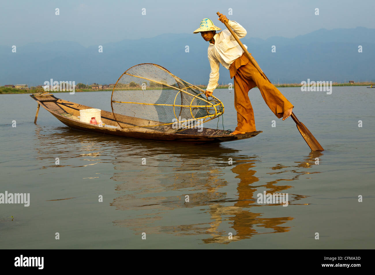 Ethnie Intha les gens qui vivent dans et autour du lac Inle se déplacer à l'aide d'embarcations traditionnelles propulsé par une pagaie simple. Banque D'Images