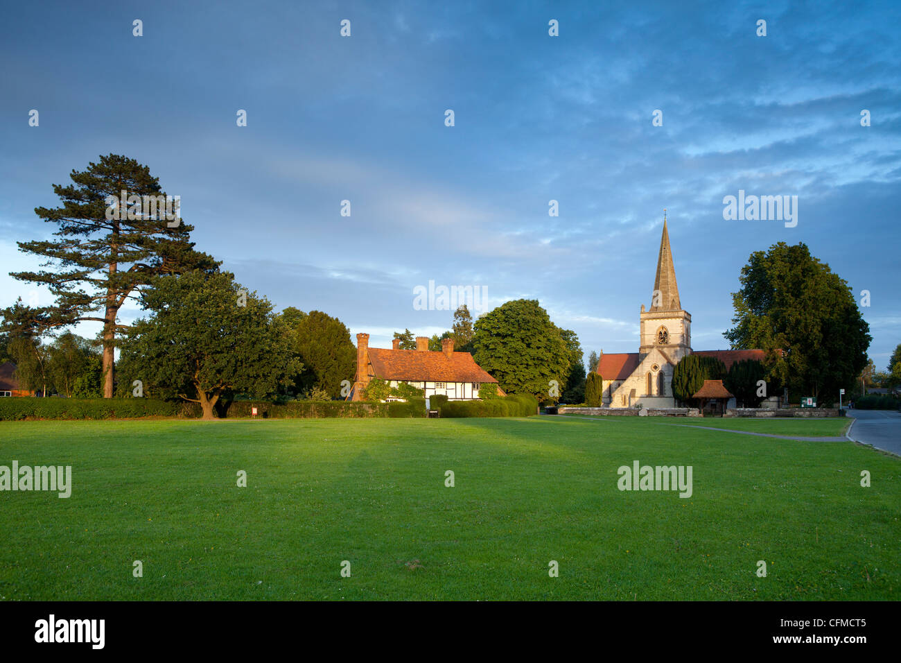 Village Green et de l'église, Headley, collines du Surrey, Surrey, Angleterre, Royaume-Uni, Europe Banque D'Images