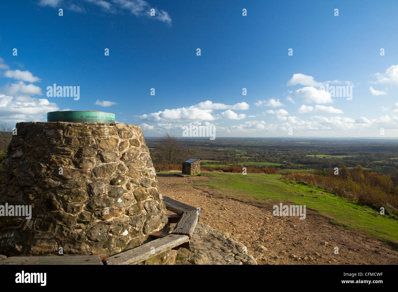 Vue sud de : cairn au sommet de Holmbury Hill, collines du Surrey, Surrey, Angleterre, Royaume-Uni, Europe Banque D'Images