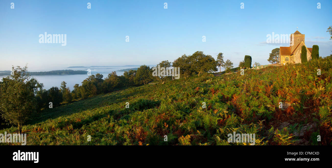 Église Saint Marthas sur un matin brumeux, Saint Marthas Hill, Surrey Hills, North Down Way, Surrey, Angleterre, Royaume-Uni, Europe Banque D'Images