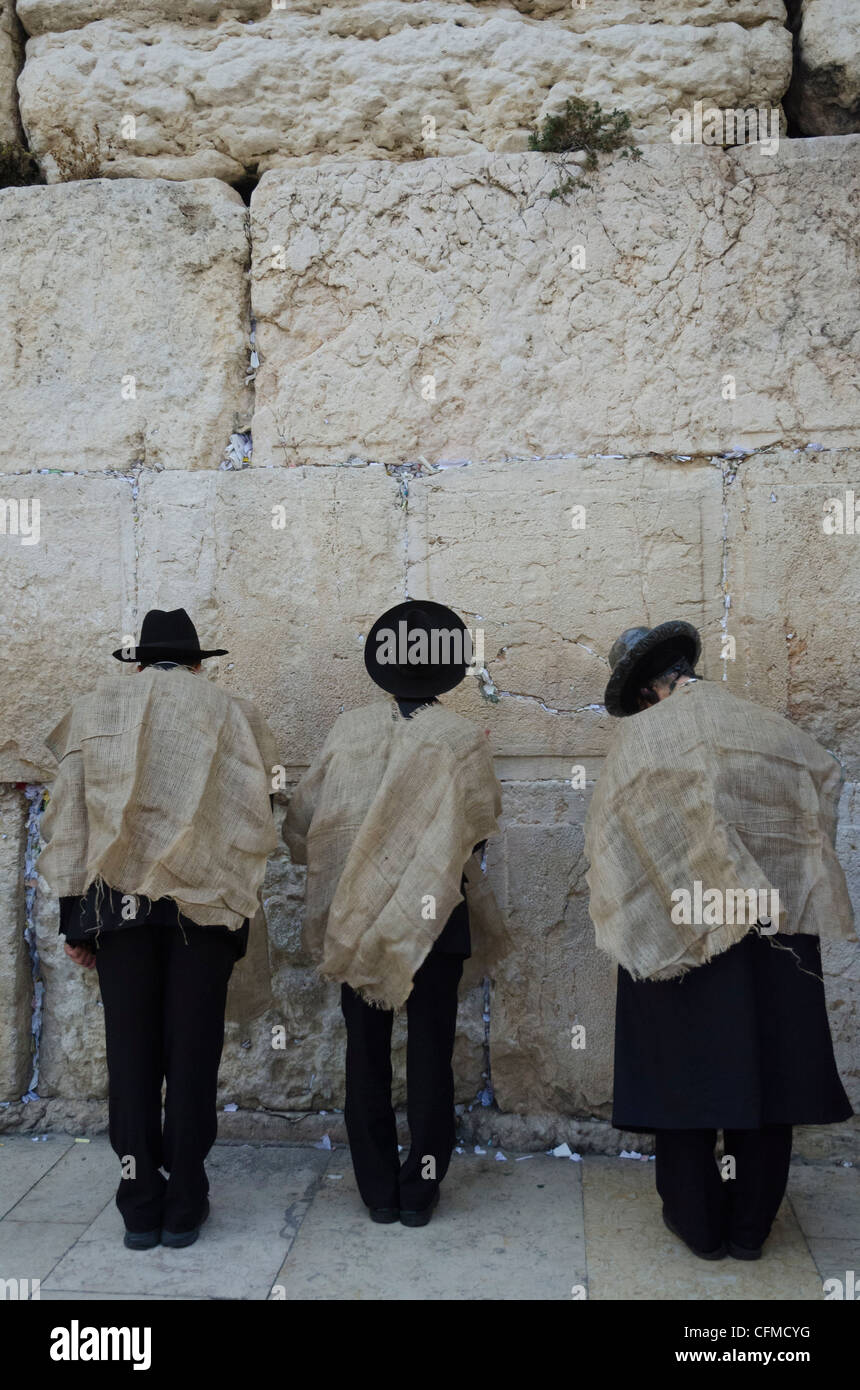 Juifs recouverts de sacs en jute priant au Mur occidental, vieille ville, Jérusalem, Israël, Moyen Orient Banque D'Images
