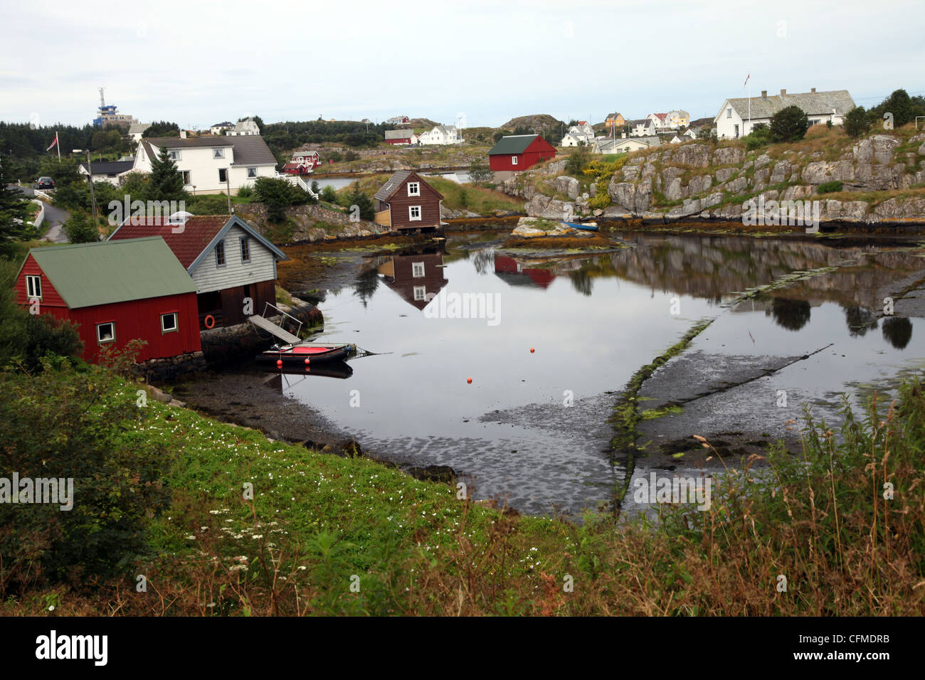 Cabines entourant l'arrière-port à marée basse, Fedje, à l'ouest de la Norvège, Scandinavie, Europe Banque D'Images