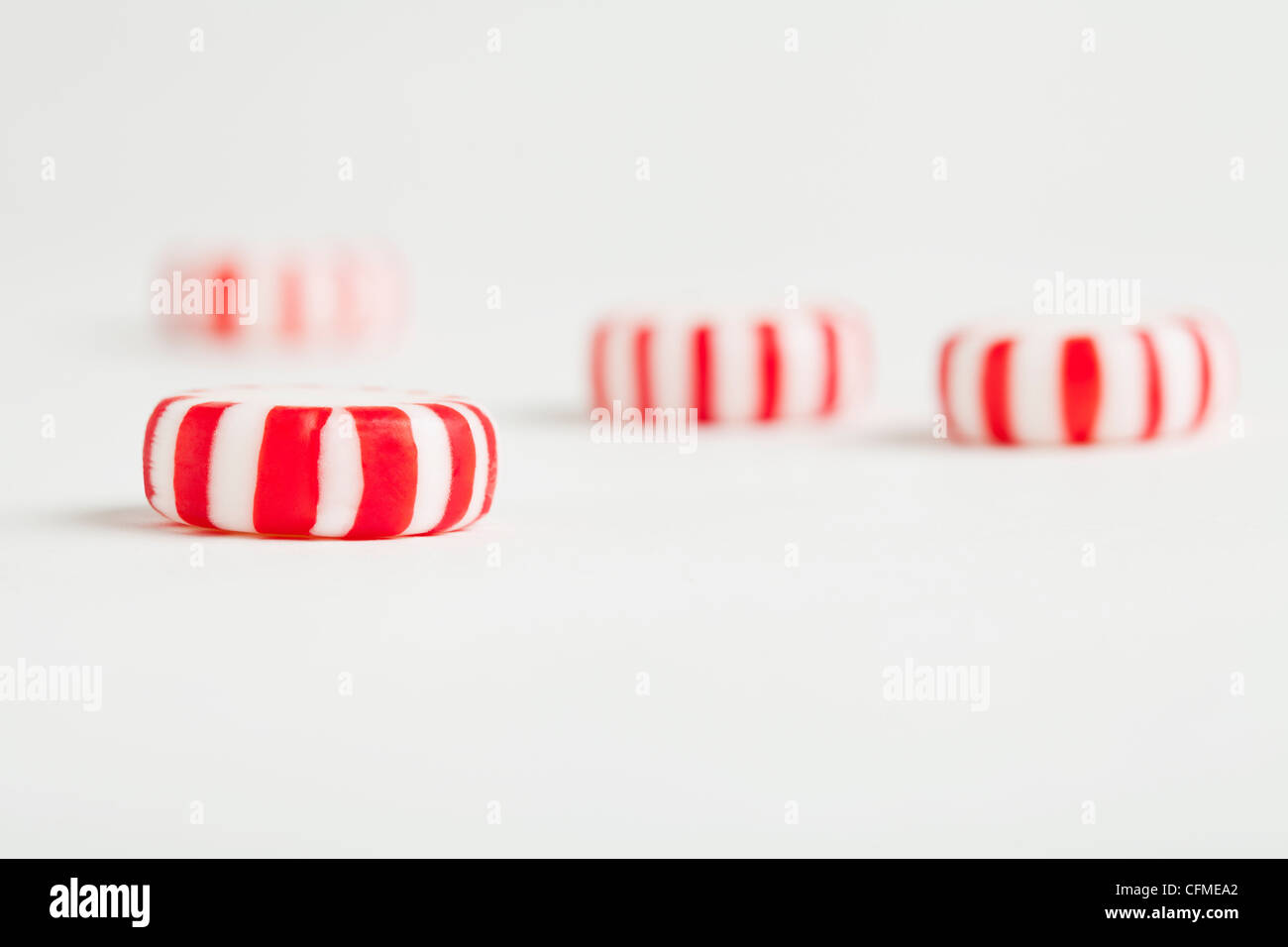 Des cannes de bonbon rouge et blanc, studio shot Banque D'Images