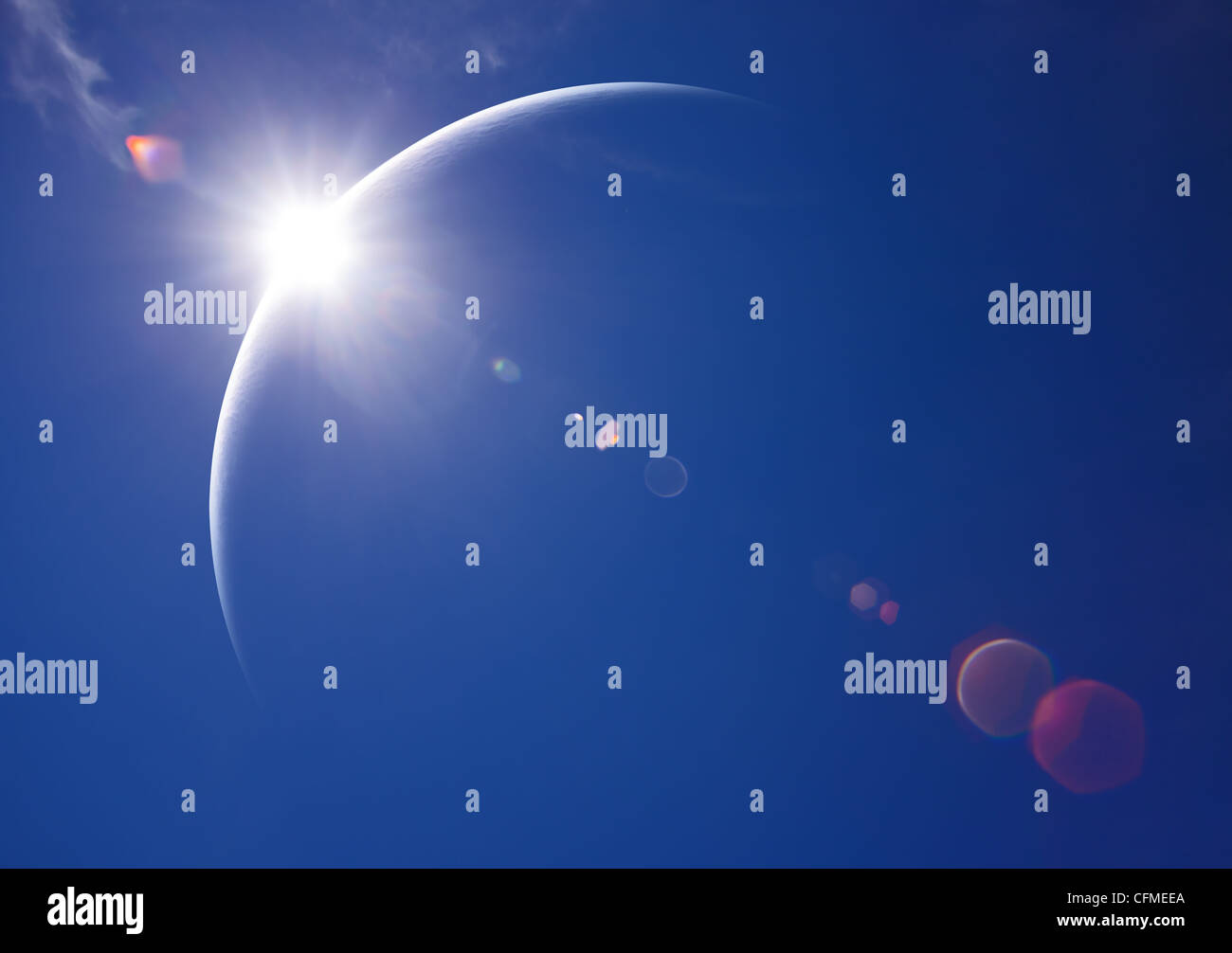Éclipse solaire partielle avec ciel bleu et lens flare (art numérique) Banque D'Images