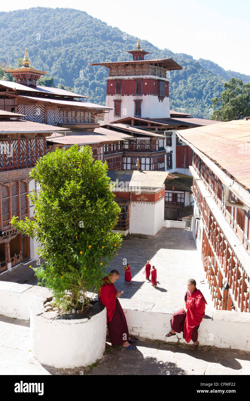 Vue sur la cour principale de Trongsa Dzong avec Buddhish monks chat, On, Bhoutan, Asie Banque D'Images