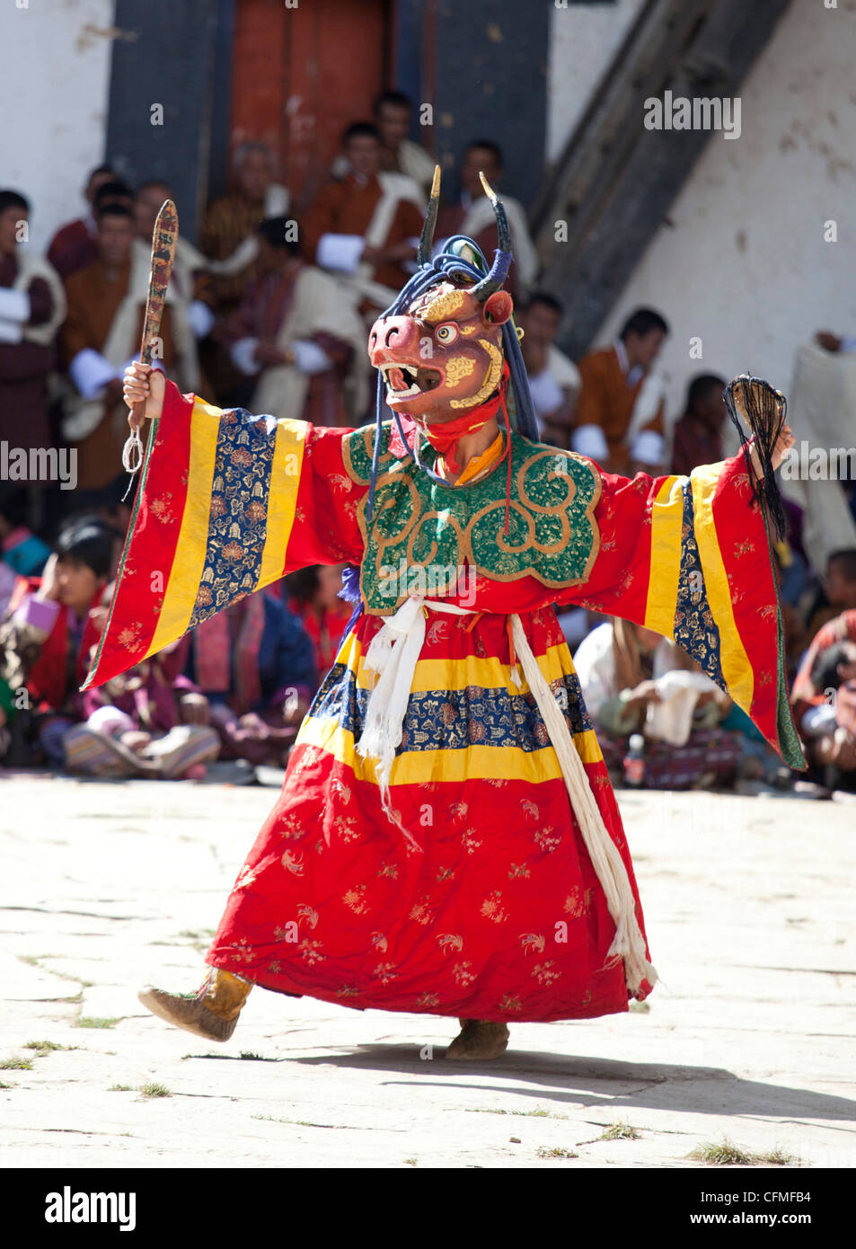 Les moines bouddhistes l'exécution de danse masquée pendant le Tsechu Gangtey Goemba, à Gangte Gangte, vallée de Phobjikha, Bhoutan, Asie Banque D'Images