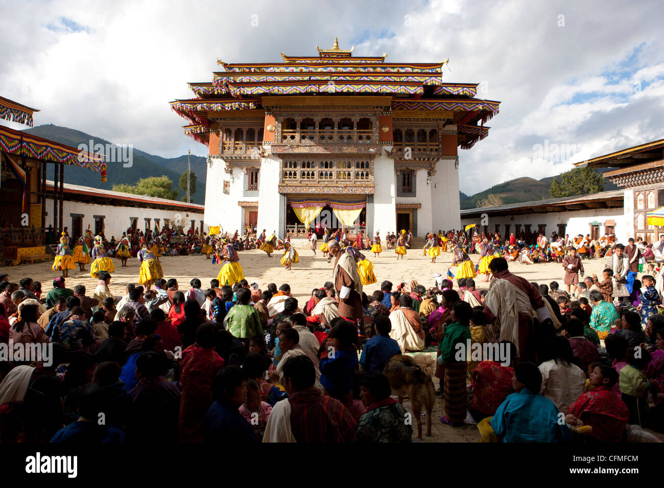 Vue sur la foule de spectateurs à la cour principale, Gangte, vallée de Phobjikha, Bhoutan, Asie Banque D'Images