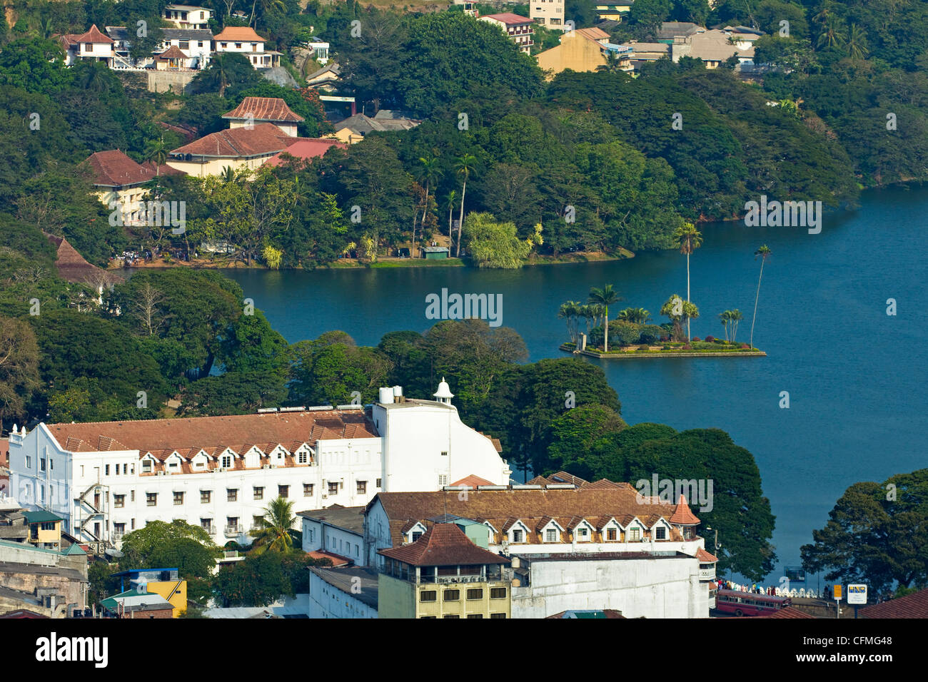 L'ancien hôtel de la Reine blanche par le célèbre lac dans l'ancienne capitale cingalaise hill country, Kandy, Sri Lanka, Asie Banque D'Images