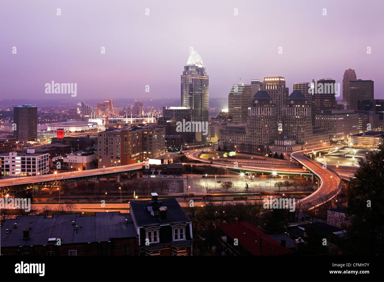 USA, Ohio, Cincinnati skyline at dawn Banque D'Images