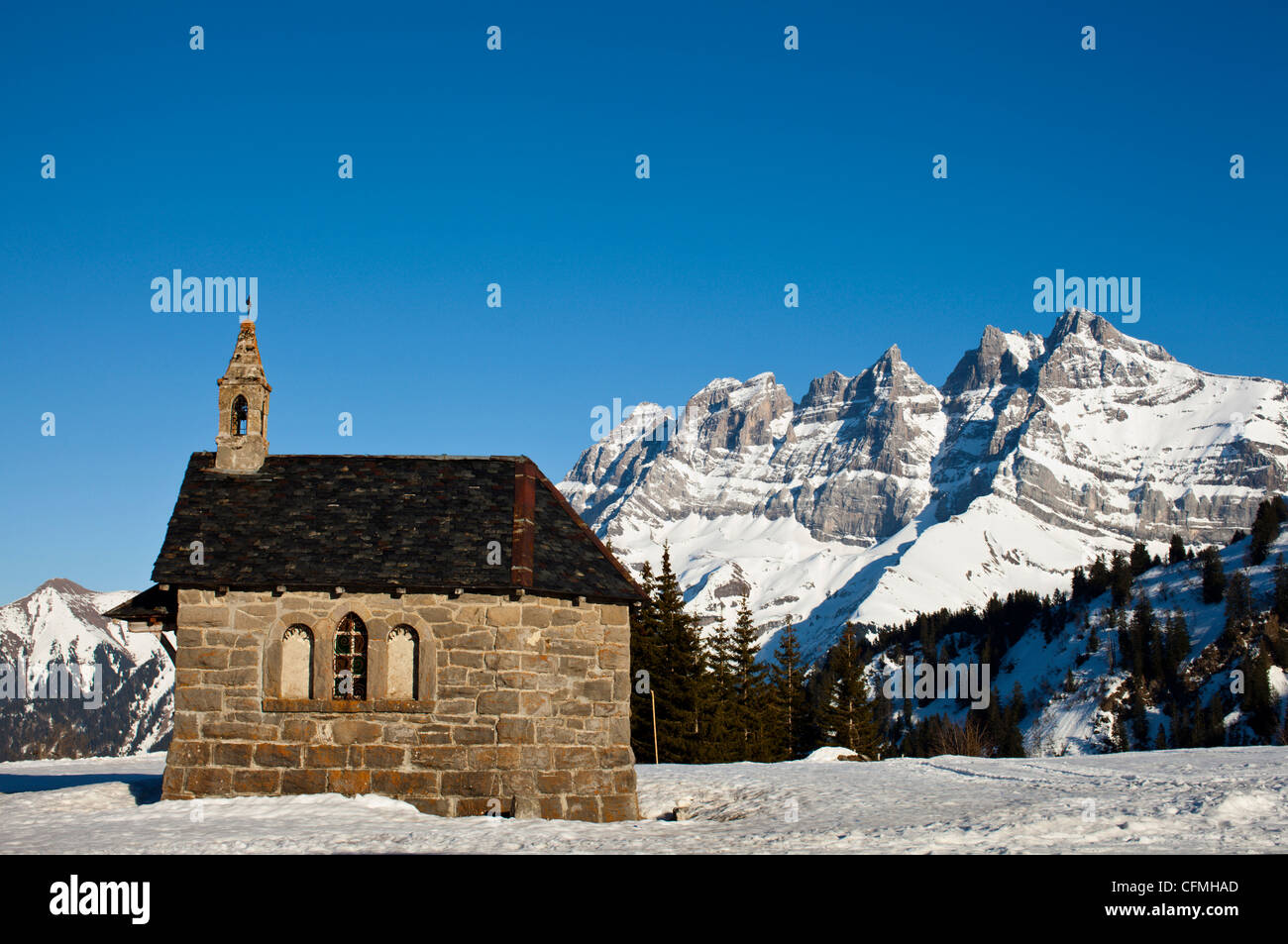 La petite chapelle de Les Crosets en face des Dents du Midi. La Suisse. Banque D'Images