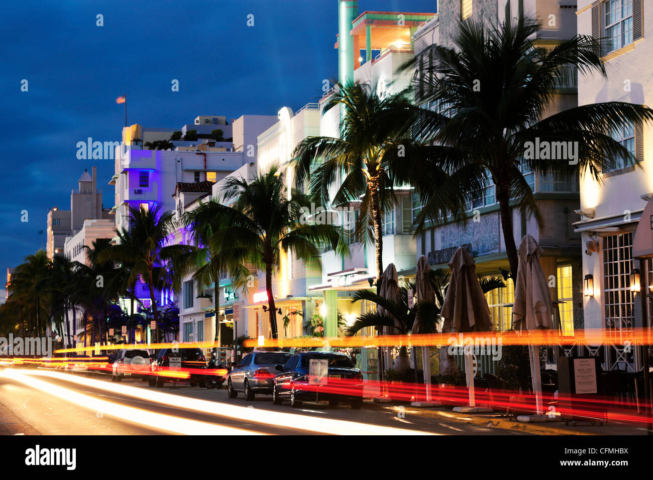 USA, Florida, Miami Beach, Ocean Drive au crépuscule Banque D'Images