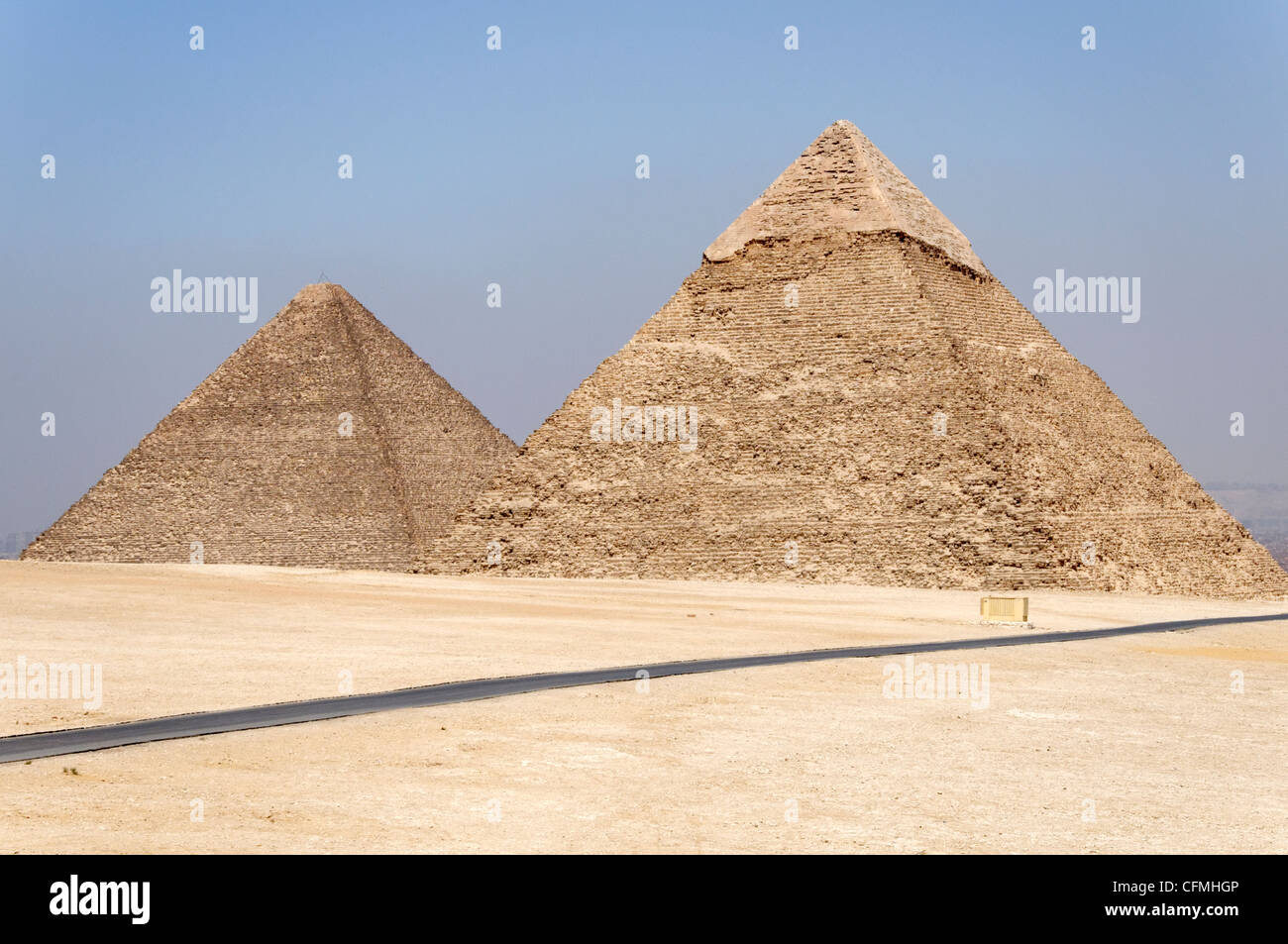 Gizeh. Le Caire. L'Égypte. Vew de deux des trois célèbres pyramides de Gizeh temples mortuaires construit par générations consécutives Banque D'Images