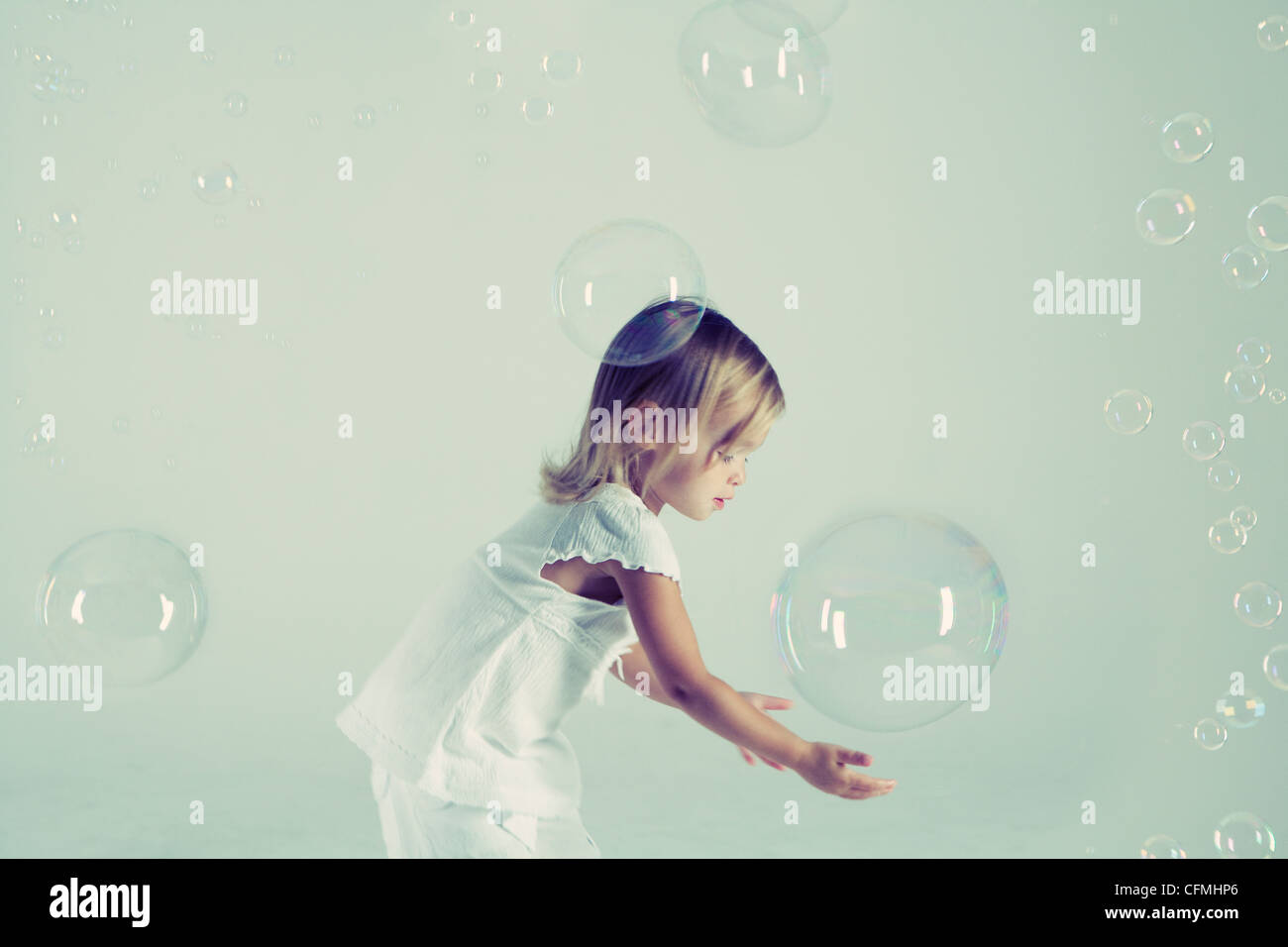 Studio shot of girl Playing with bubbles Banque D'Images