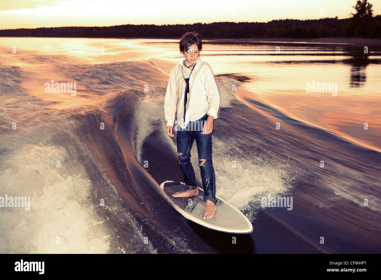 USA, New York, Lake Greeson, garçon wakeboard sur le lac Greeson Banque D'Images