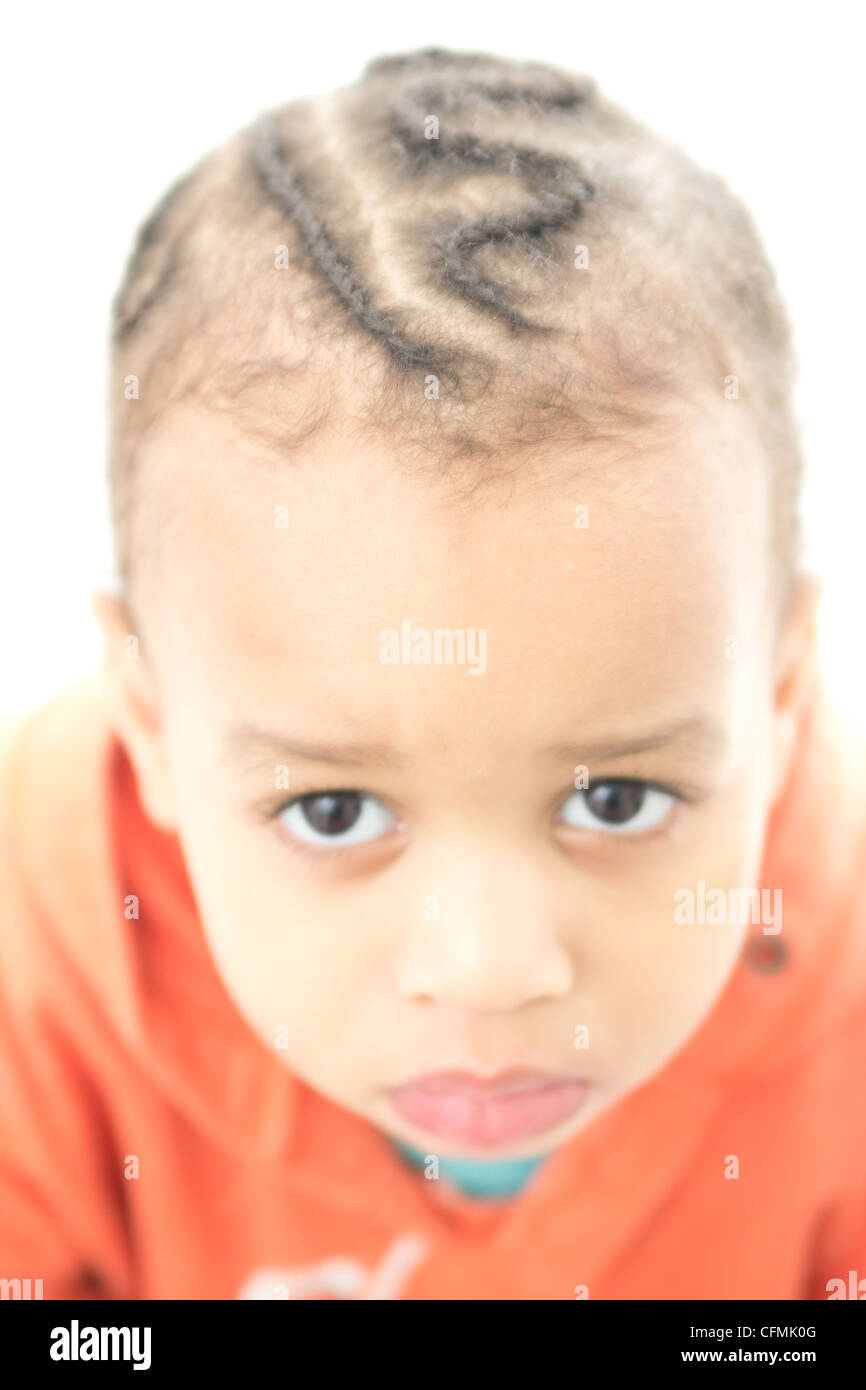 L Enfant Noir Africain Americain Avec Tresse Et Metisse High Key Baby Photo Stock Alamy