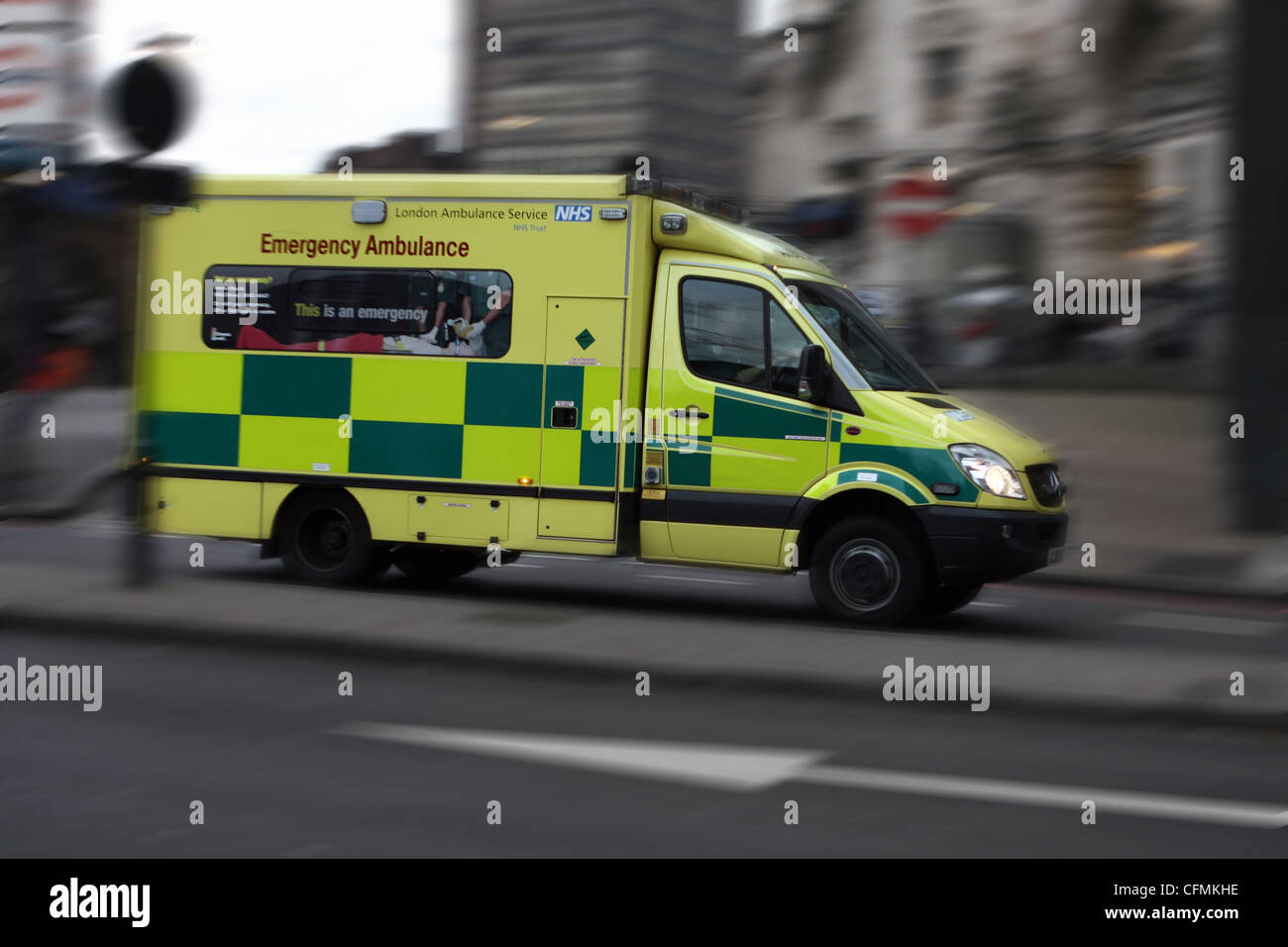 Une ambulance voyageant le long d'une route à Londres Banque D'Images