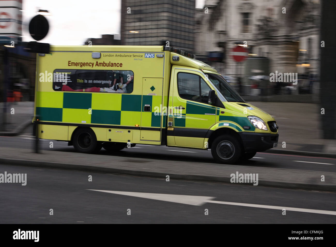 Une ambulance voyageant le long d'une route à Londres portant un patient d'un hôpital Banque D'Images