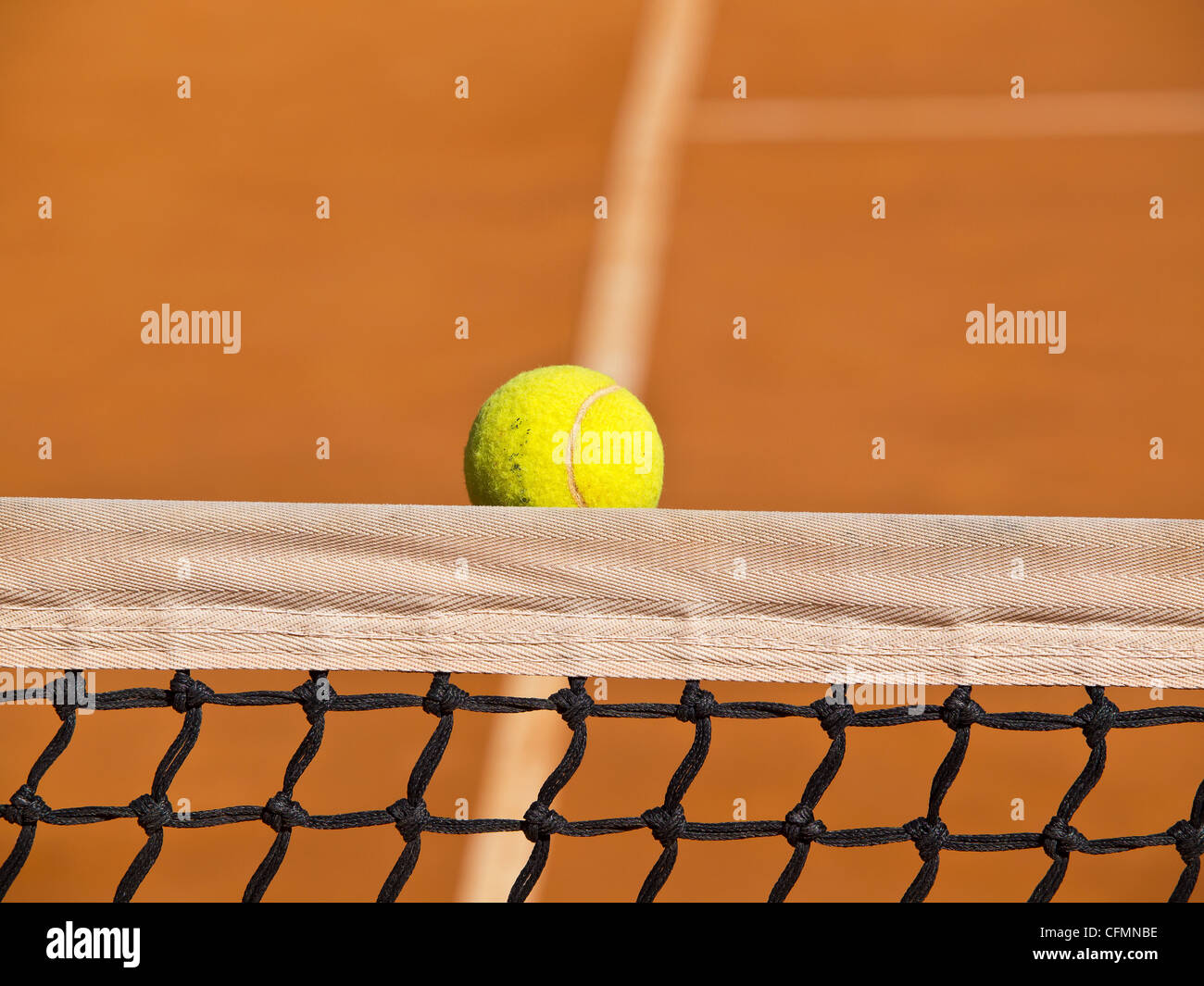 Balle de tennis dans le filet de la pile Banque D'Images