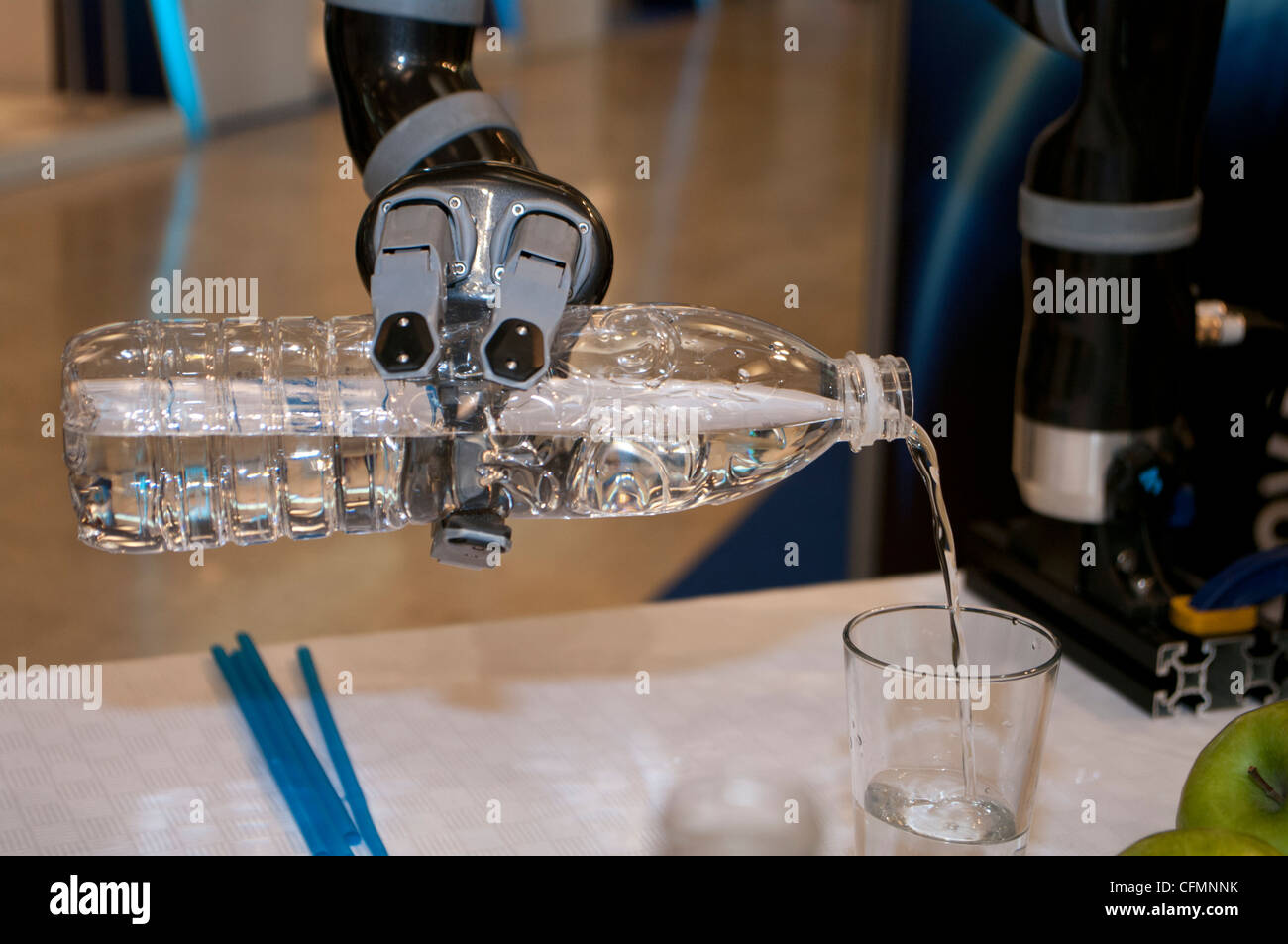 Bras de robot Jaco entreprise de robotique de Kinova gouttes dans un verre  d'eau à INNOROBO, internationales et du sommet européen de la robotique  Photo Stock - Alamy