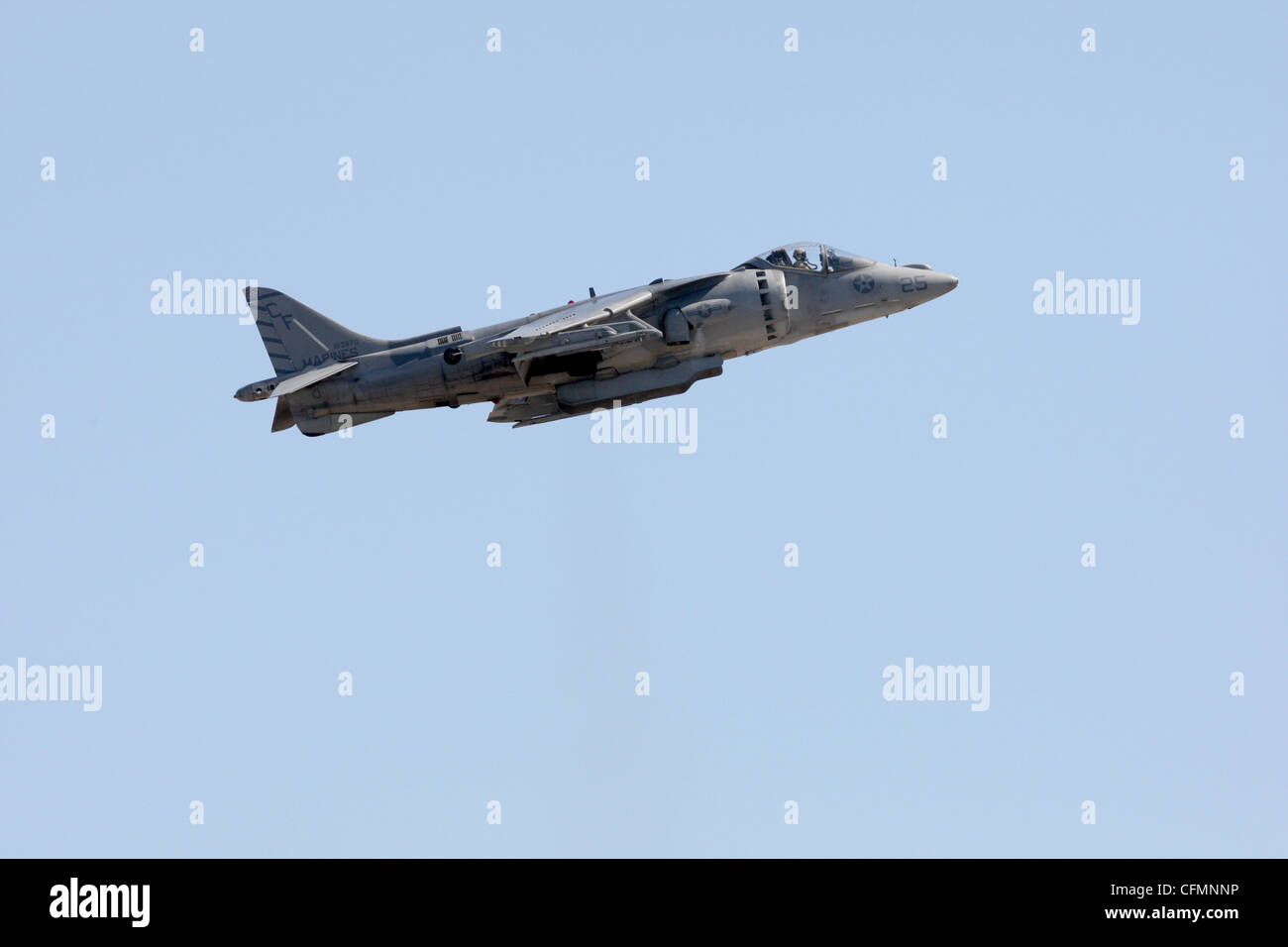 Une entrée AV-8B Harrier montre sa capacité de vol stationnaire et manuevering au Miramar air show oct. 1, 2011à bord de Marine Corps Air Station Miramar. Le harrier était un de plusieurs avions pour afficher ses capacités pour les centaines de milliers de personnes qui ont participé à l'air show. Il a également joué un rôle dans l'air-sol marin de démonstration du groupe de travail. Banque D'Images