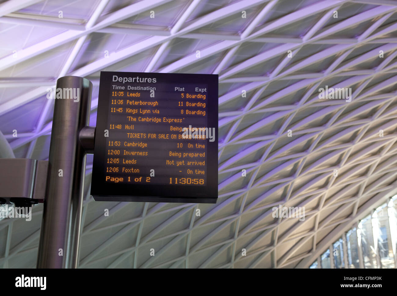 Nouveau Hall de la gare de Kings Cross, London - départs départs de train d'indicateur Banque D'Images