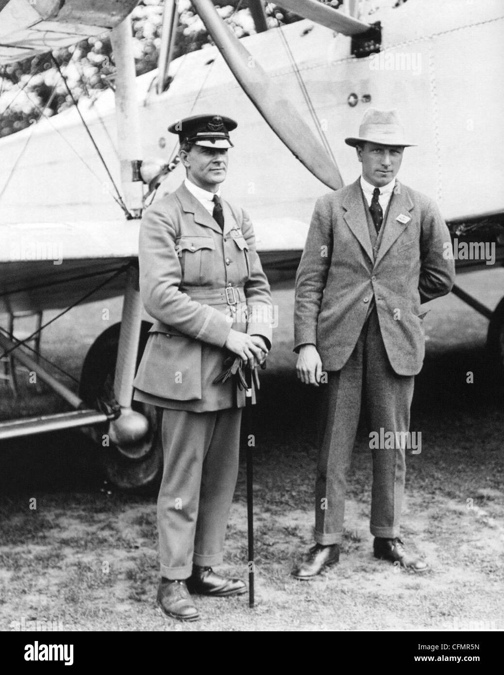 ALCOCK ET BROWN Arthur Brown (l) et John Alcock en août 1919 avec leur Vickers Vimy - voir description ci-dessous Banque D'Images