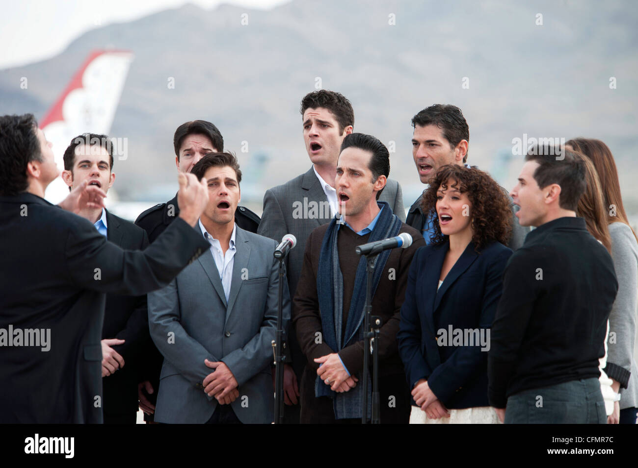 Des membres de la troupe des Jersey Boys Las Vegas chantent l'hymne national lors de la cérémonie d'ouverture de la nation de l'aviation 2011, le 13 novembre, à la base aérienne de Nellis, la nation de l'aviation de la Nevada célèbre 70 ans de puissance aérienne à Las Vegas. Plus de 125,000 invités ont assisté au salon aérien de deux jours. Banque D'Images