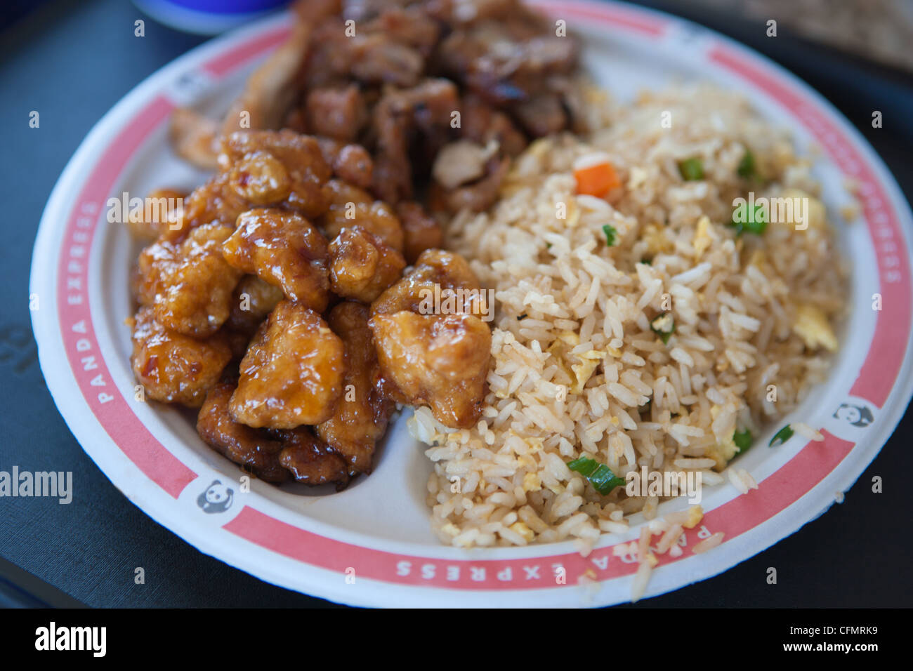 Gros plan d'une assiette de poulet teriyaki poulet orange et riz frit avec de Panda Express. Banque D'Images