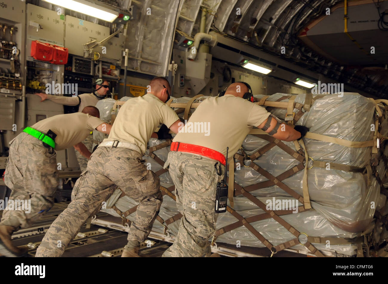 Des aviateurs de la 386e Escadre expéditionnaire aérienne des États-Unis chargent des munitions sur un Globemaster C-17 à un endroit non divulgué en Asie du Sud-Ouest, le 15 mars 2012. Les aviateurs de la 386e AEW jouent un rôle important dans la manipulation d’aéronefs qui fournissent des capacités de combat et de soutien à des opérations conjointes dans l’ensemble de la zone de responsabilité du Commandement central des États-Unis. Banque D'Images
