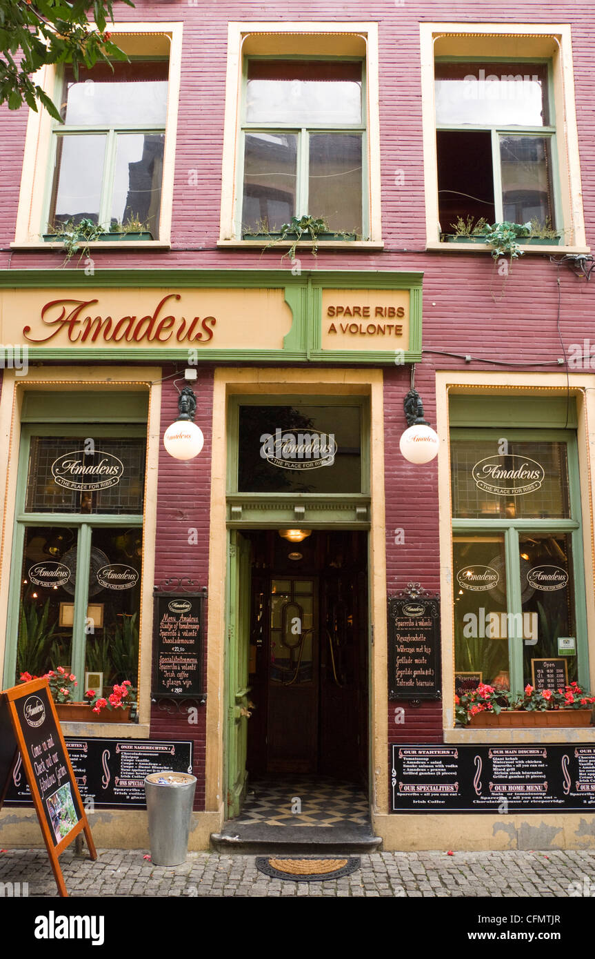 Vue verticale d'un restaurant et café sur une route pavée de Patershol, le coeur gastronomique et la partie la plus ancienne de Gand. Banque D'Images