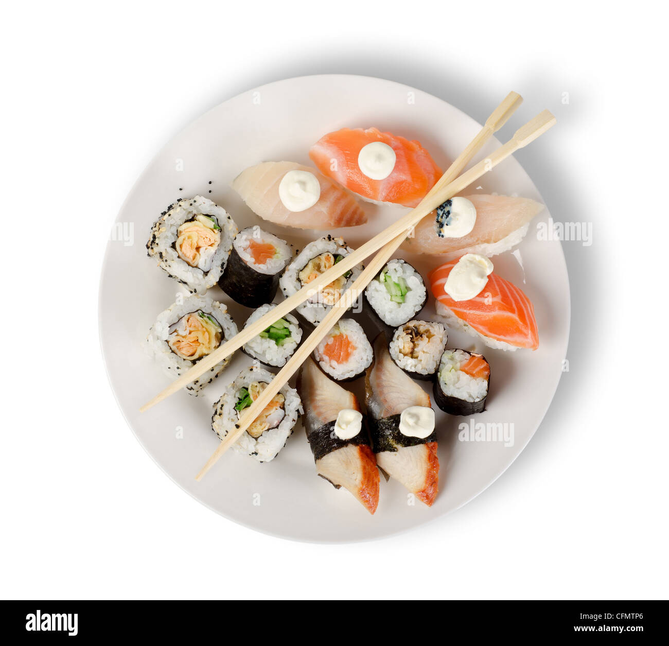 Des sushis et rouleaux dans une assiette avec des bâtons isolé sur un fond blanc. Clipping path Banque D'Images