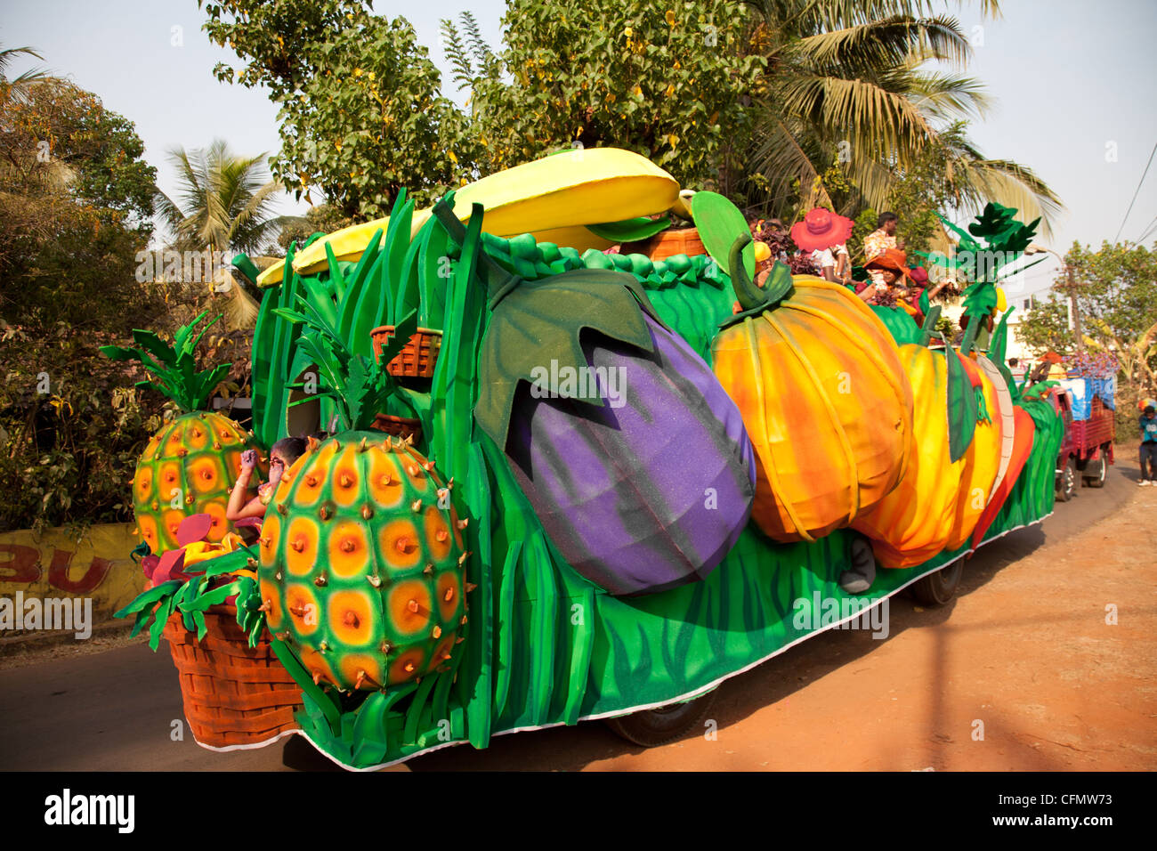 Défilé du carnaval du sud de Goa Inde Benaulin ,char, camion avec des fruits sur les côtés. Banque D'Images