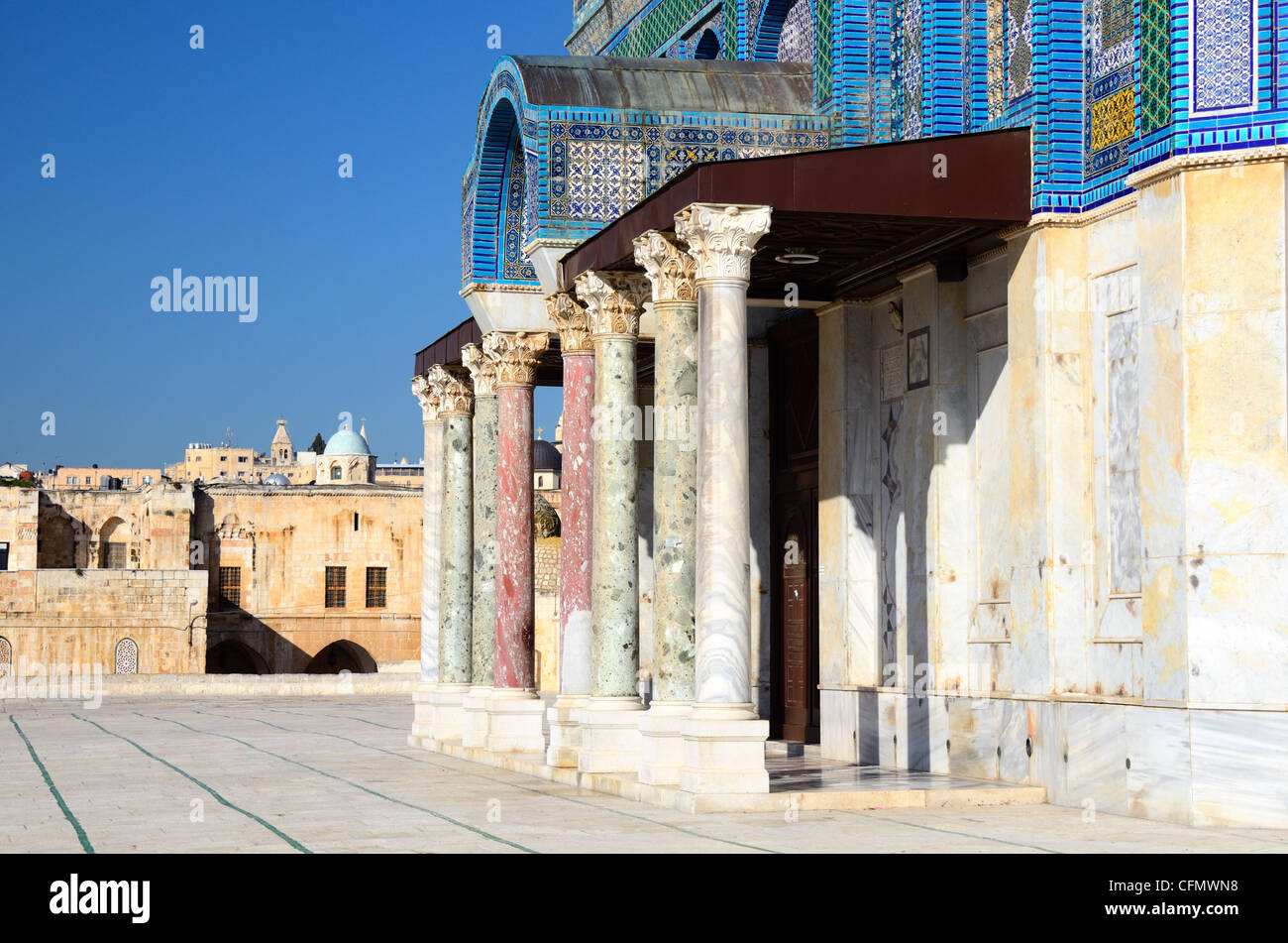 Colonnes avant du Dôme du Rocher, une sainte islamique à Jérusalem, Israël. Banque D'Images