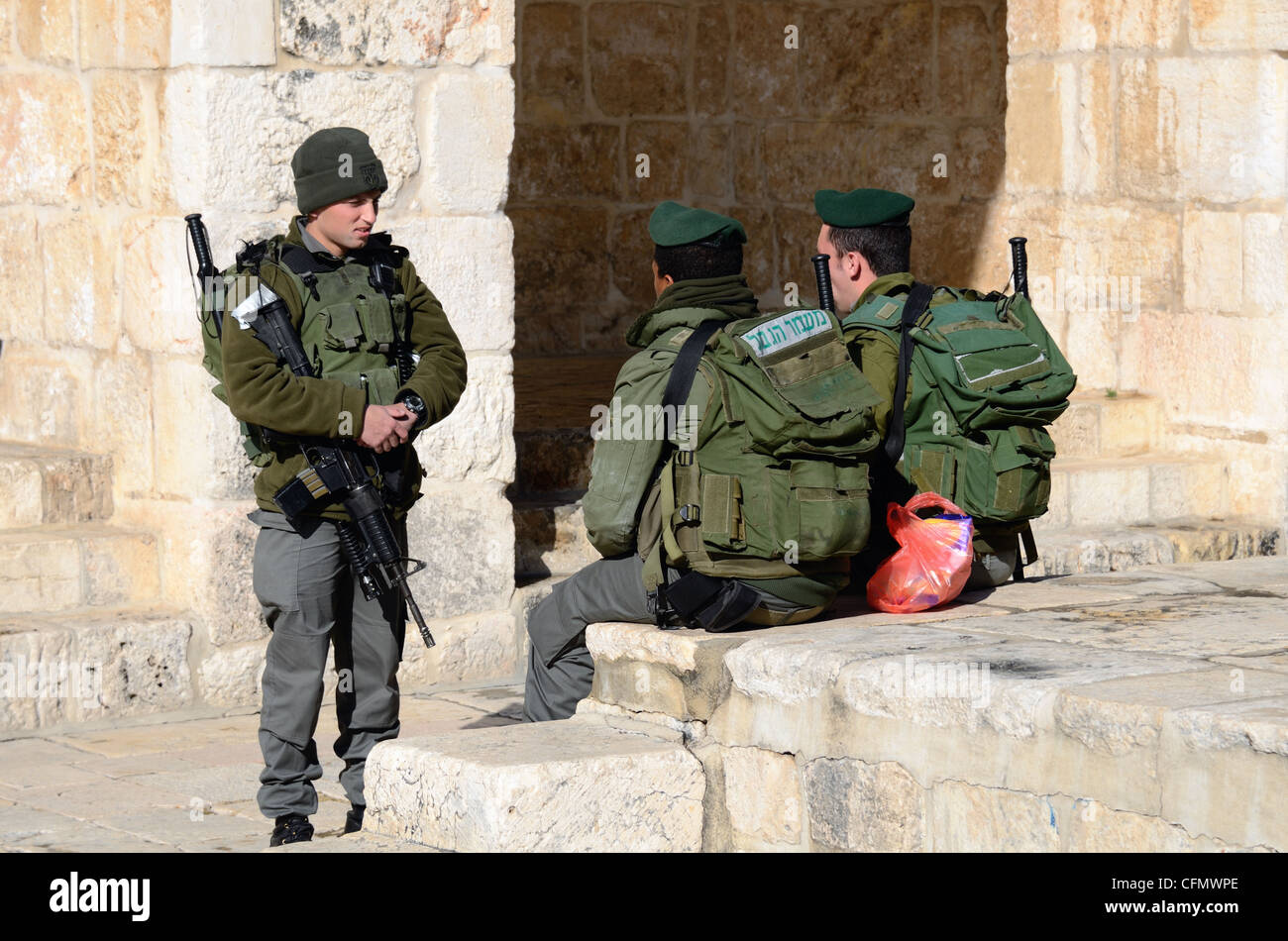 Les soldats des FDI chat au sommet du Mont du Temple à Jérusalem, Israël. Banque D'Images