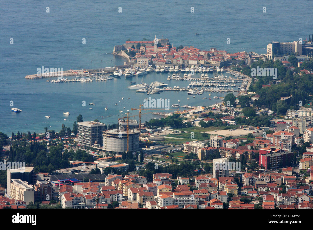 Vue depuis la colline de la vieille ville de Budva et la marina. Monténégro Banque D'Images