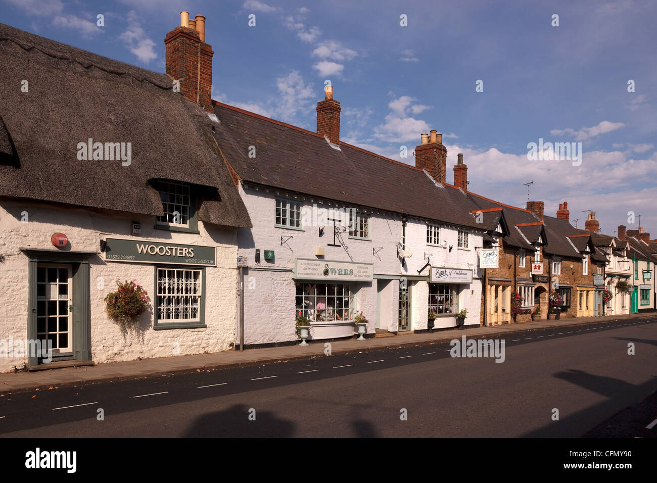 Une rangée de vieux classiques, devantures et enseignes le long de la rue commerçante du centre-ville, rue Mill, Oakham, Rutland, England, UK Banque D'Images