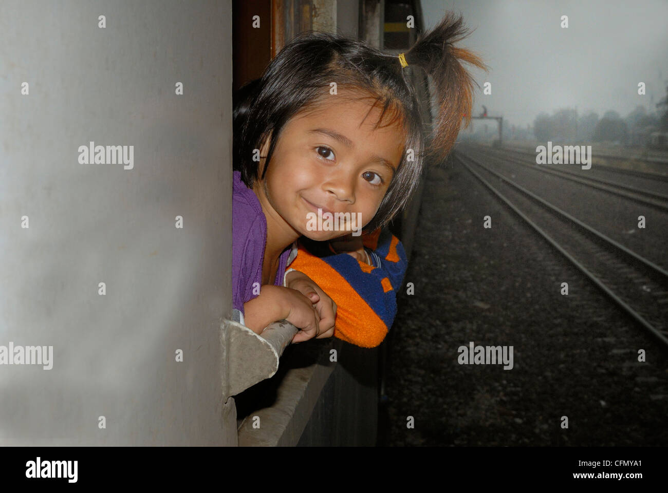 Jeune fille thaïe voyageant à Bangkok par train. Bangkok Thaïlande le 2/02/2012 Banque D'Images